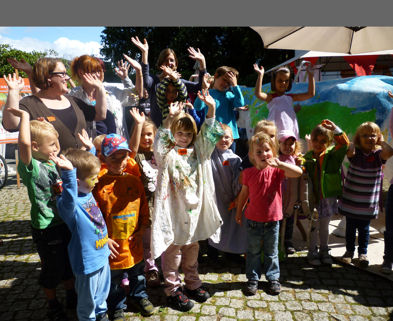 Glückliche Kinder nach dem FEST