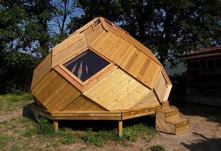 Zome 8 en bois, il possède un bardage en mélèze et des fenêtres en double vitrage. Isolation en laine de bois.