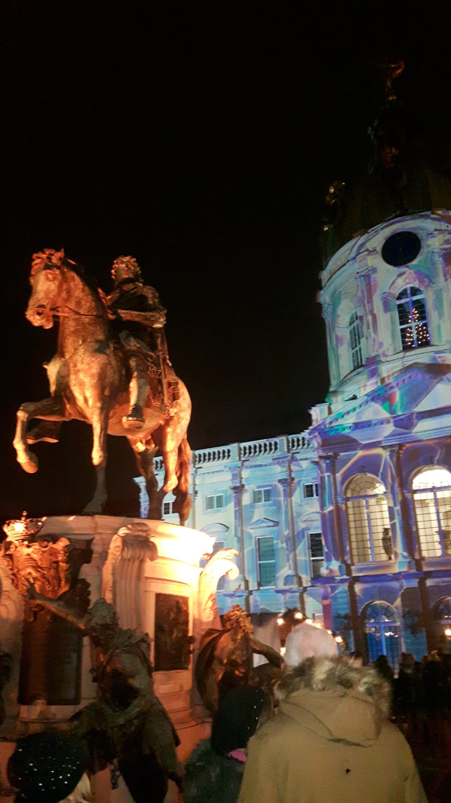 Das Schloss im Licht der Scheinwerfer, hübsch !