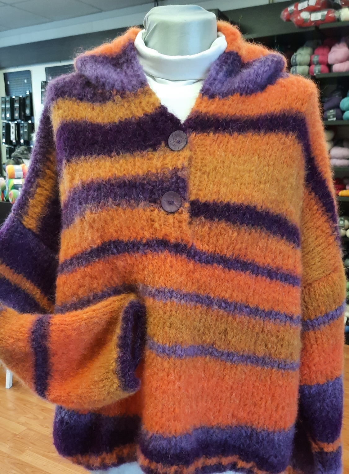 Hoodie aus der neuen Gigante von Lana Grossa