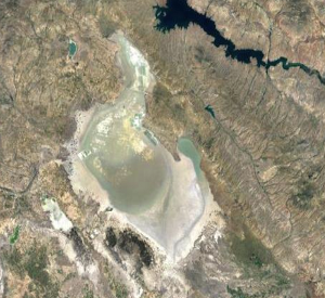 Das was hier wie ein Auge aussieht ist der etwa 100 km große türkische See "Tuz Gölü."