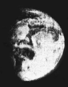 Ein offizielles Erdfoto von einem russischen Satelliten aus den 60ger Jahren zeigt rechts eigentlich einen Erd-Embryos und in der linken oberen Ecke den anderen Erd-Embryo. Es ist wie ein Ultraschallbild.