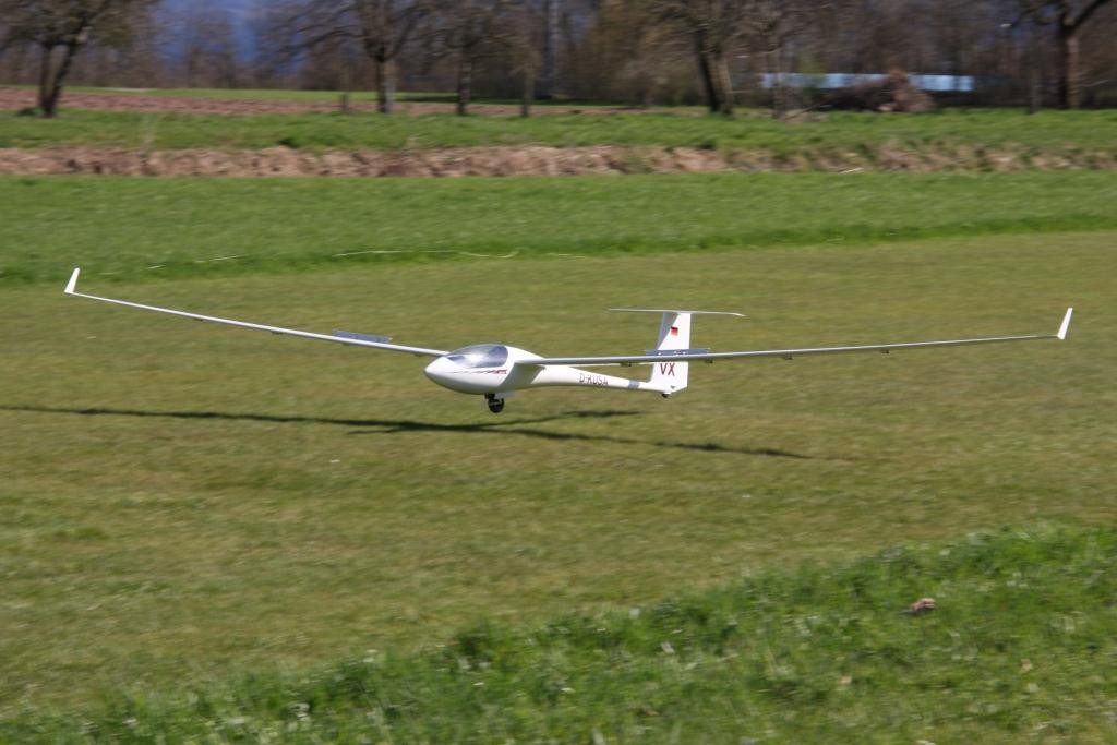 Michaels ASH31 MI mit Klapptriebwerk bei der Landung nach dem Erstflug