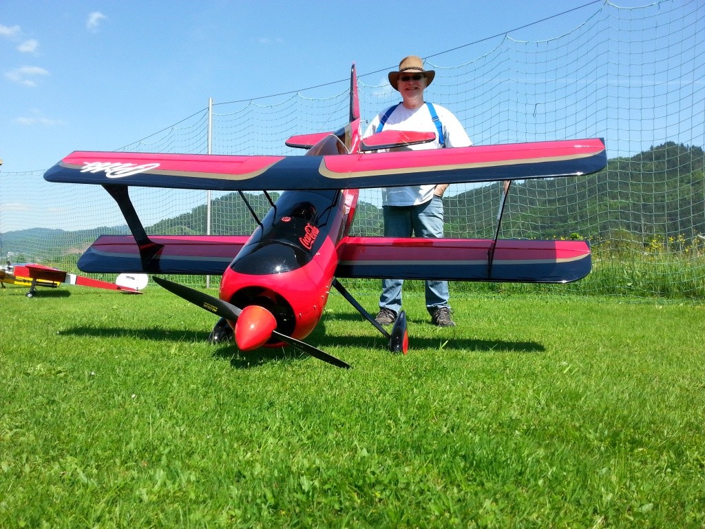 Armin und seine Beast Pitts S12 vom Hanger 9. 2.26m, 12,8Kg, DLW111, Savöx TG1256, Mejzlik 28x10 Prop. 