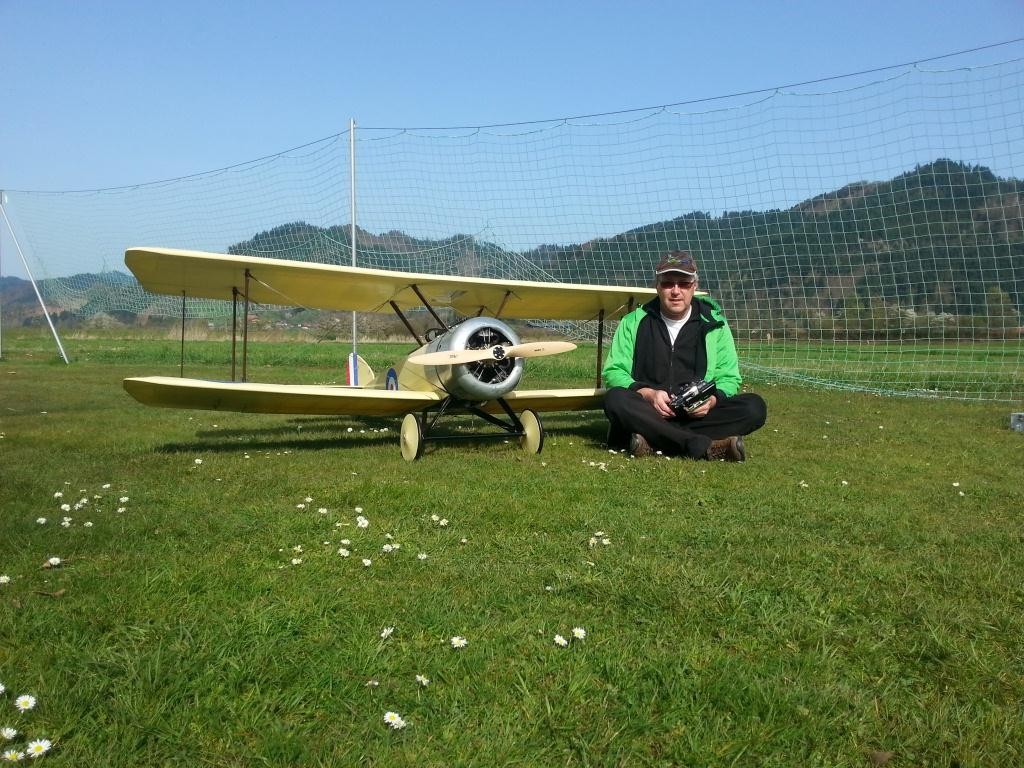  Der Stephan mit seiner 2,80m Sopwith Pup, 180ccm Moki Sternmotor, 16Kg Abfluggewicht