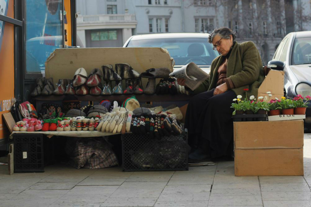 На все случаи жизни: продавец на улице предлагает зимнюю одежду и весенние цветы. Фото: Леван Микадзе