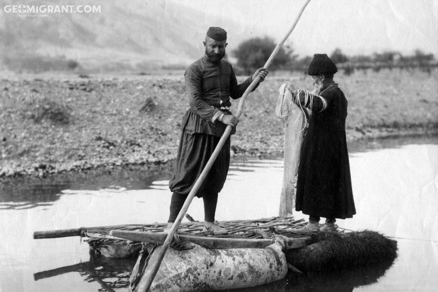 Дженнифер Энистон жағажайда жалаңаш