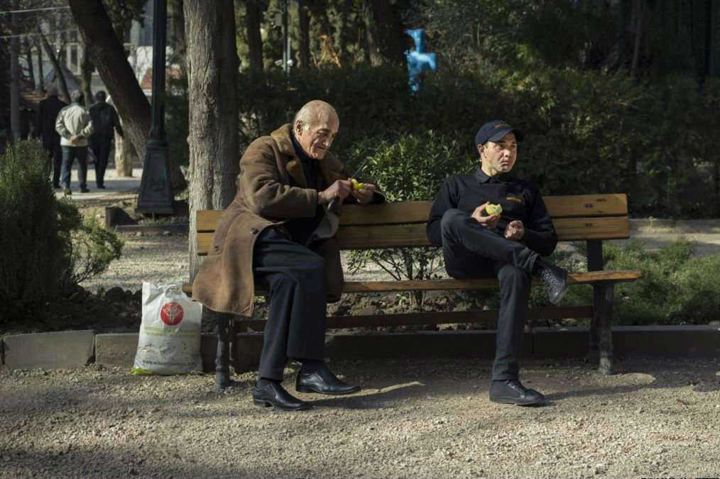 Фотограф Indigo Fleur был в тбилисском парке роз, где наблюдал такую сцену: "Охранник парка присел на лавочку отдохнуть на солнце, через пару минут к нему подсел пожилой мужчина. Он открыл свою сумку, достал яблоко и отдал его охраннику. Затем он вынул ещ