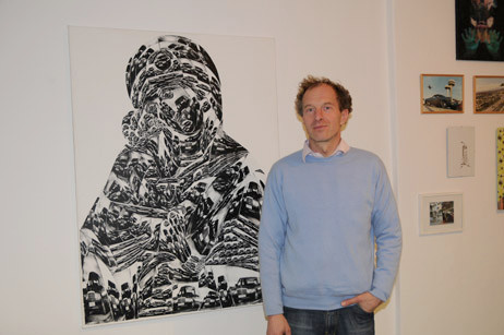 Der Hamburger Galerist Enno Wallis vor dem Bild "Mercedes Madonna" von Thomas Bayrle (Foto: Nadine Hartmann)