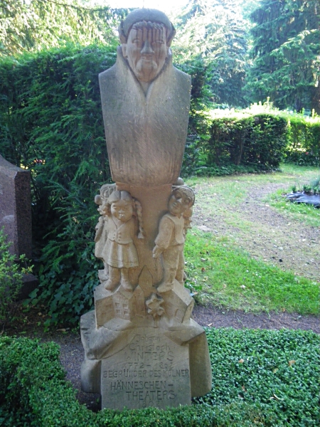 Denkmal mit Figuren aus dem Hänneschen Theater
