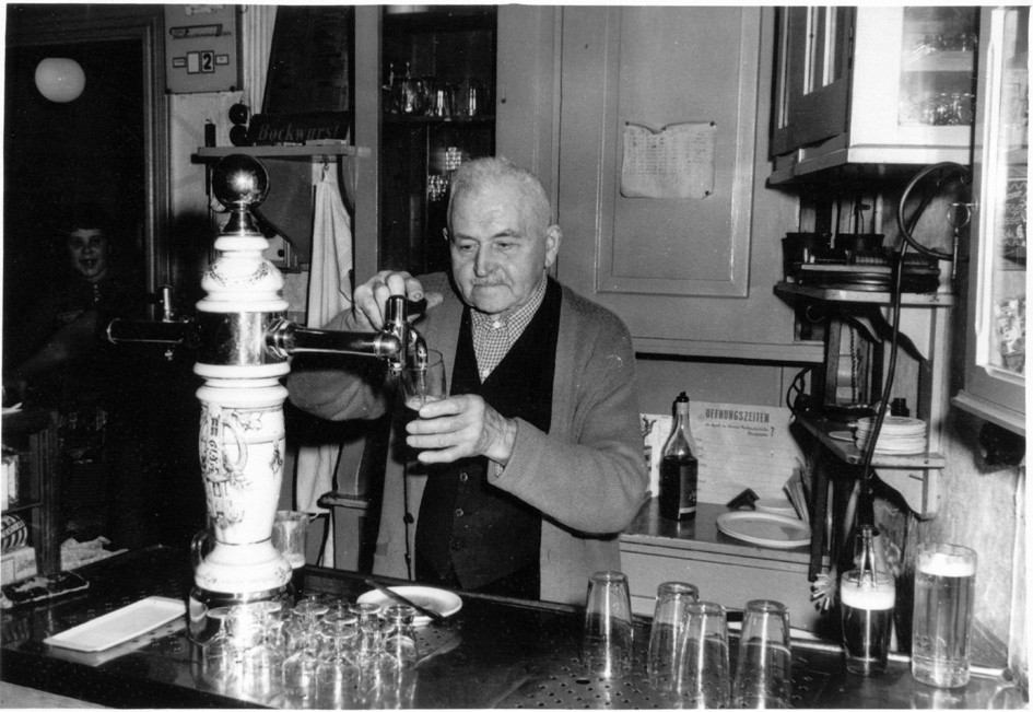 Wirt Georg Keymer im "Gasthaus Ragewitz" in Pöhsig um 1965