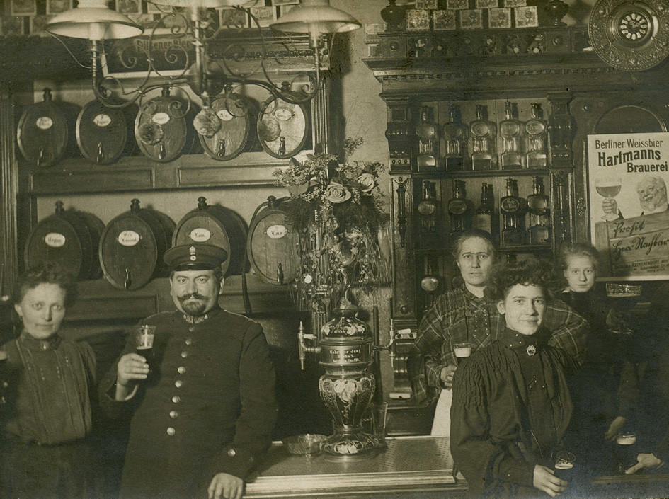 Eckkneipe in Berlin um 1900 - Majolika m. Aufsatz