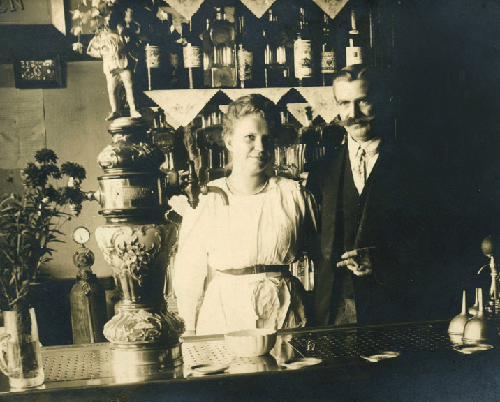 Wirtsehepaar um 1905 - Ort unbekannt - Majolika mit Biertrinker-Aufsatzfigur