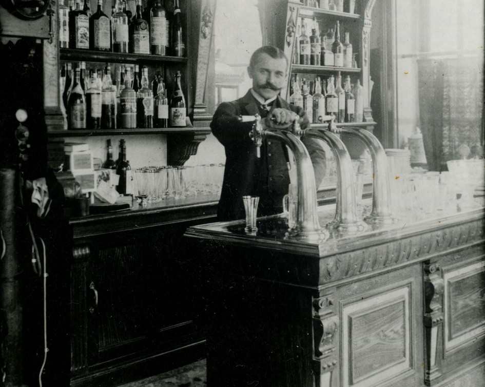 Gasthaus um 1905 - Bogensäule Neusilber