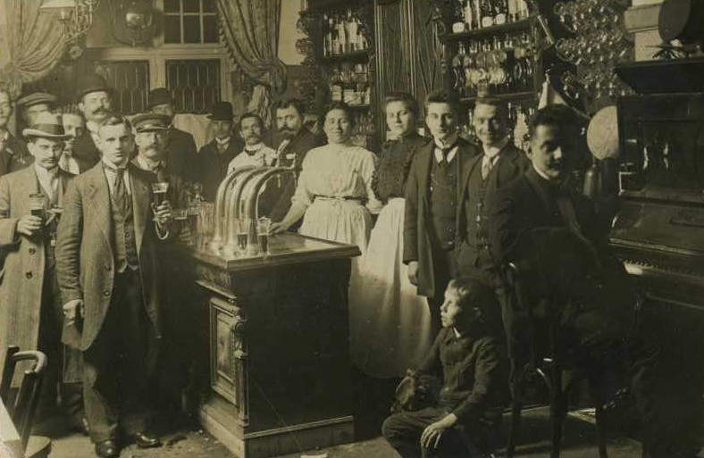 "Zum Straus" Berlin 1905 - Bogensäule Neusilber