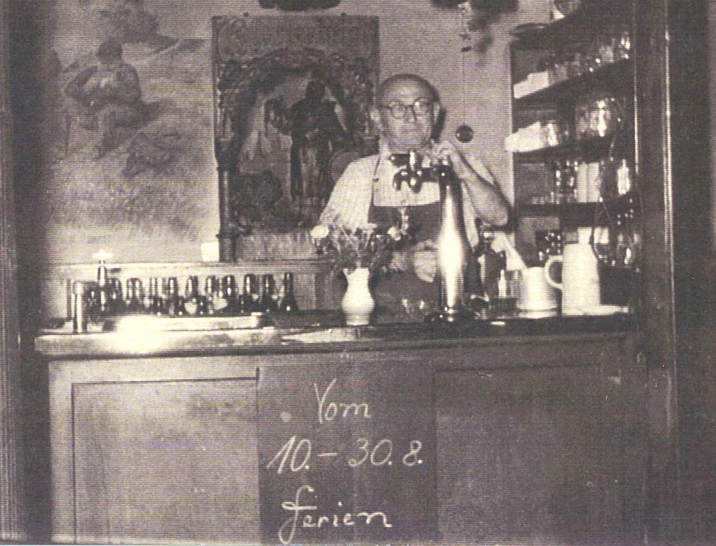 Wirt Bruno Oertel im "Alt-Kulmbach" Zeulenroda ca. 1952