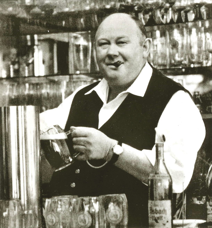 Wirt Hans Allenbach im "Bayernbräu Stadtlauringen" 1970