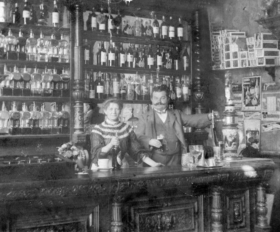 Berliner Kneipe um 1905 - Majolika mit Fassträgerfigur
