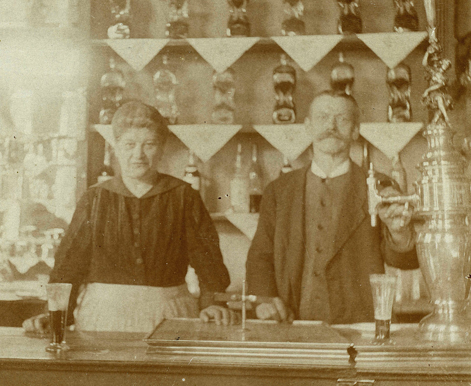 Wirtsleute um 1910 - Neusliber Säule gegossen