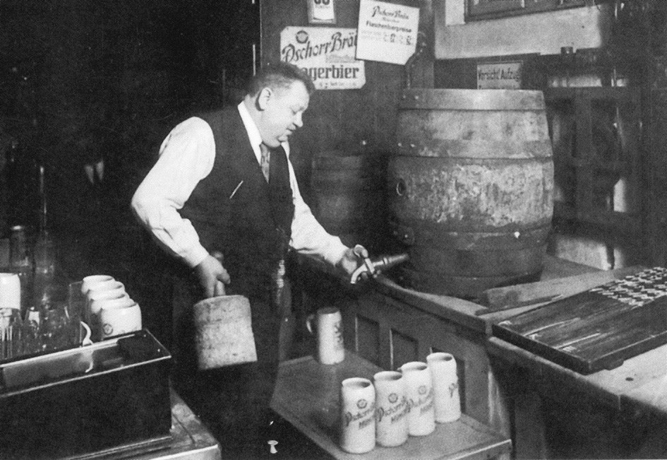 Wirt Toni Ferstl im Donisl München 1930 - "Bayerisch gezapft"