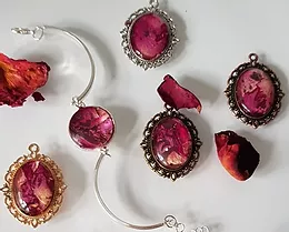 Rosenblätterschmuck