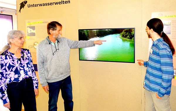 Jörg Clement erläutert spezielle Probleme des Gewässerverlaufs. Foto: Harald Denckmann