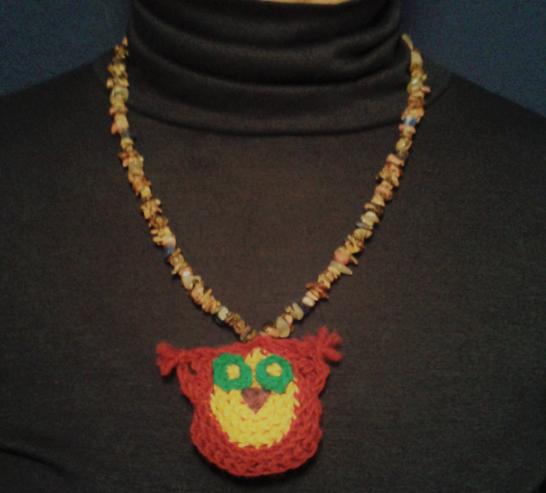 Tigeraugen-Kette mit einem verschließbaren Eulen-Täschchen als Anhänger.