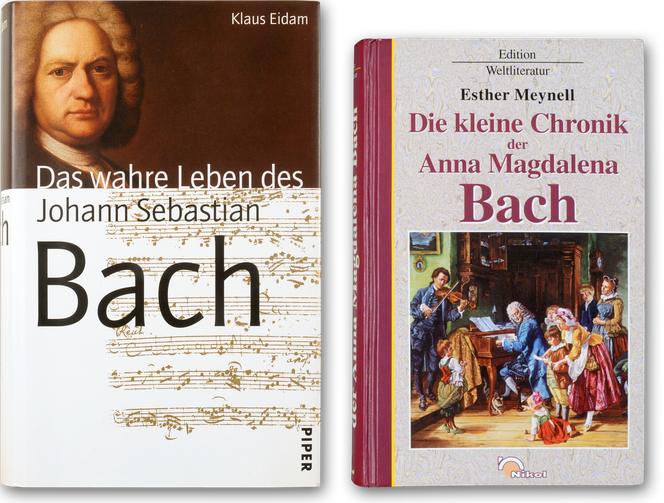 Zwei Bach-Bücher sind nebeneiander: Die Biografie von Klaus Eidam und die Biografie von Esther Meynell. Auf dem linken Buch ist ein Porträt von Bach auf dem rechten die Szene „Hausmusik“ mit Bach am Klavier.