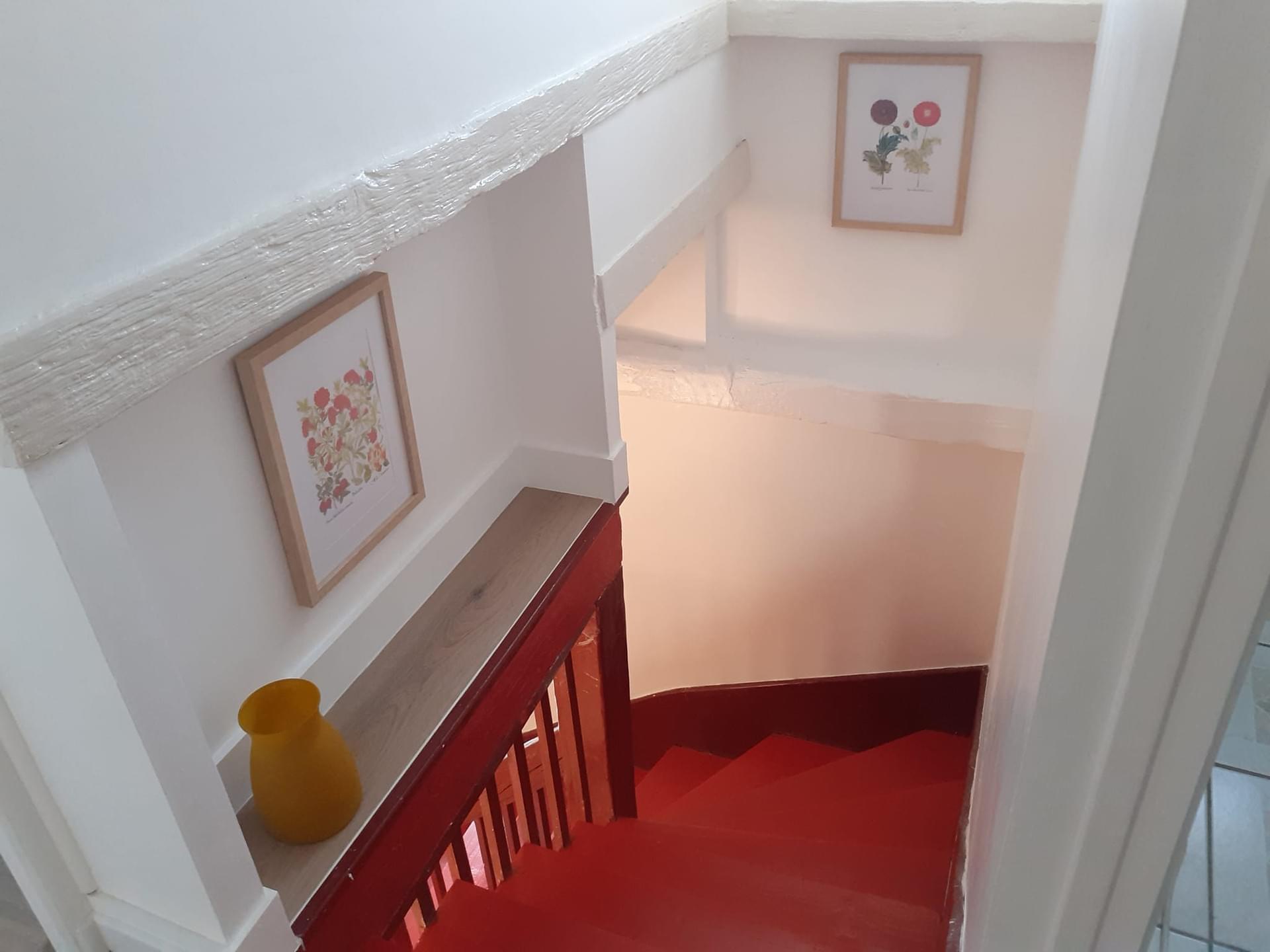 Cage d'escalier menant aux étages