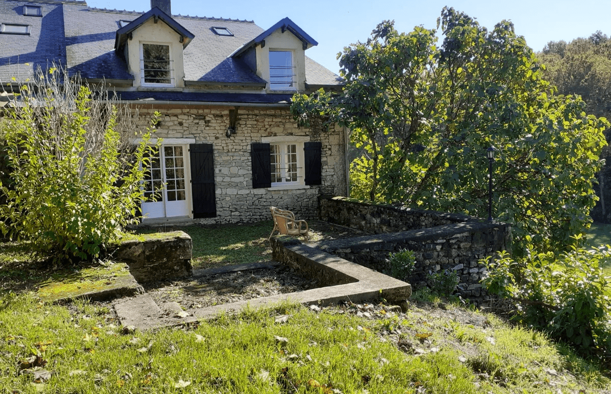 Vue extérieure du gite côté terrasse, plaine et forêt