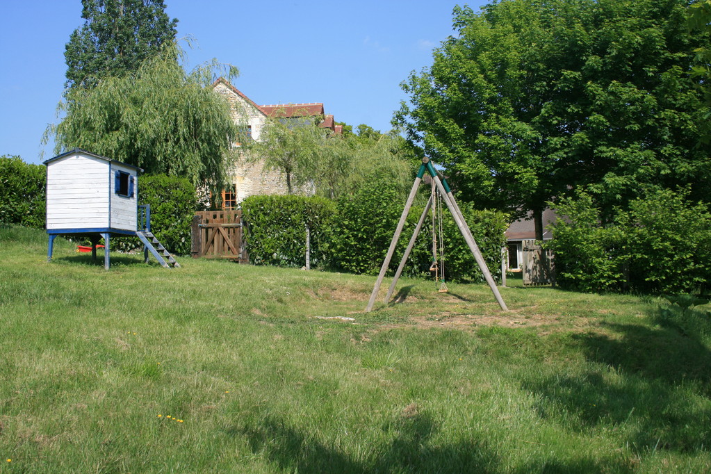 Cabane et balançoires pour enfants