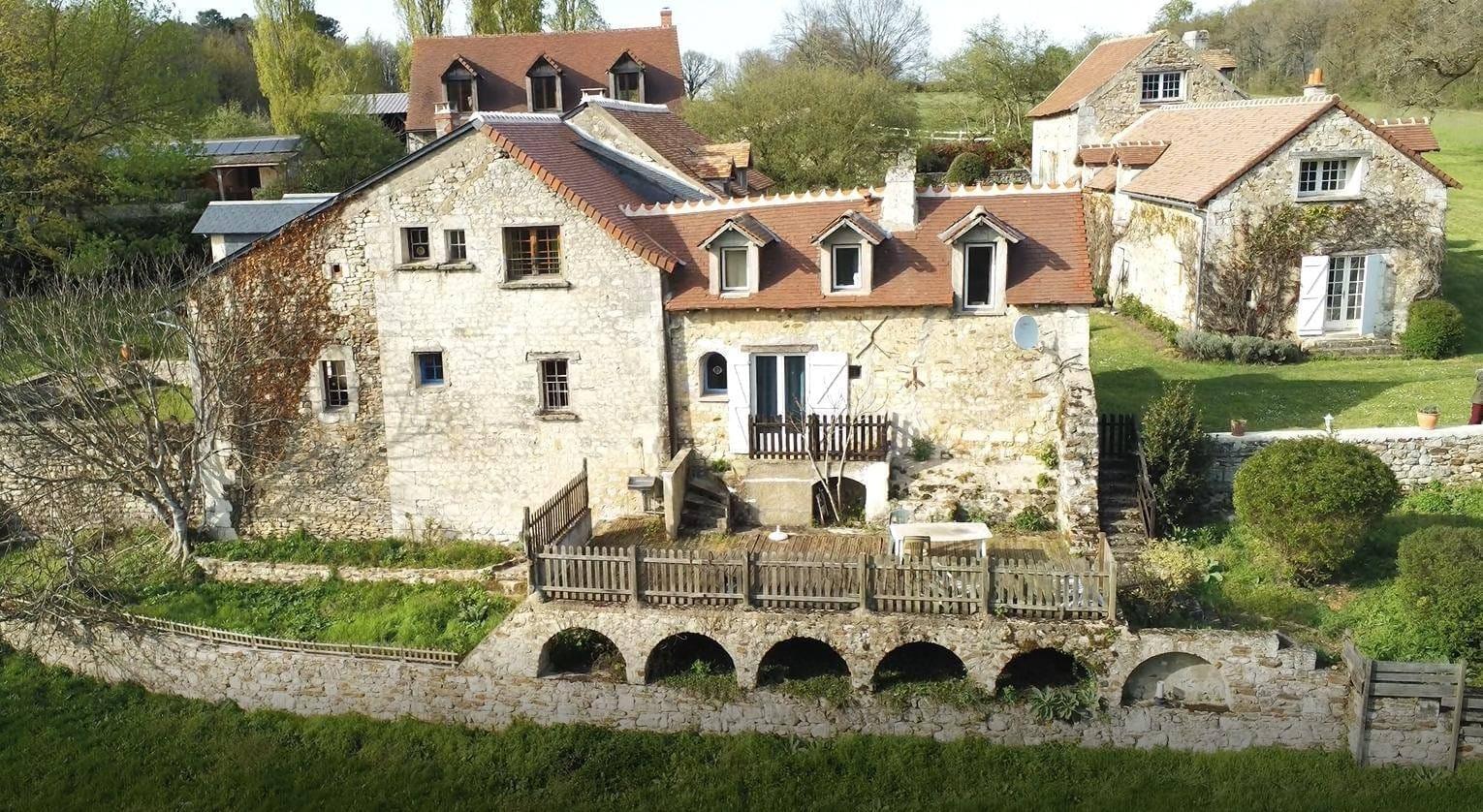 Ensemble des bâtiments vue de la forêt