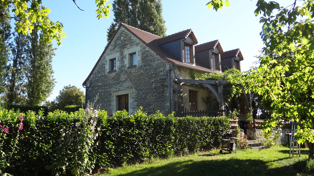 Gîte garden side view