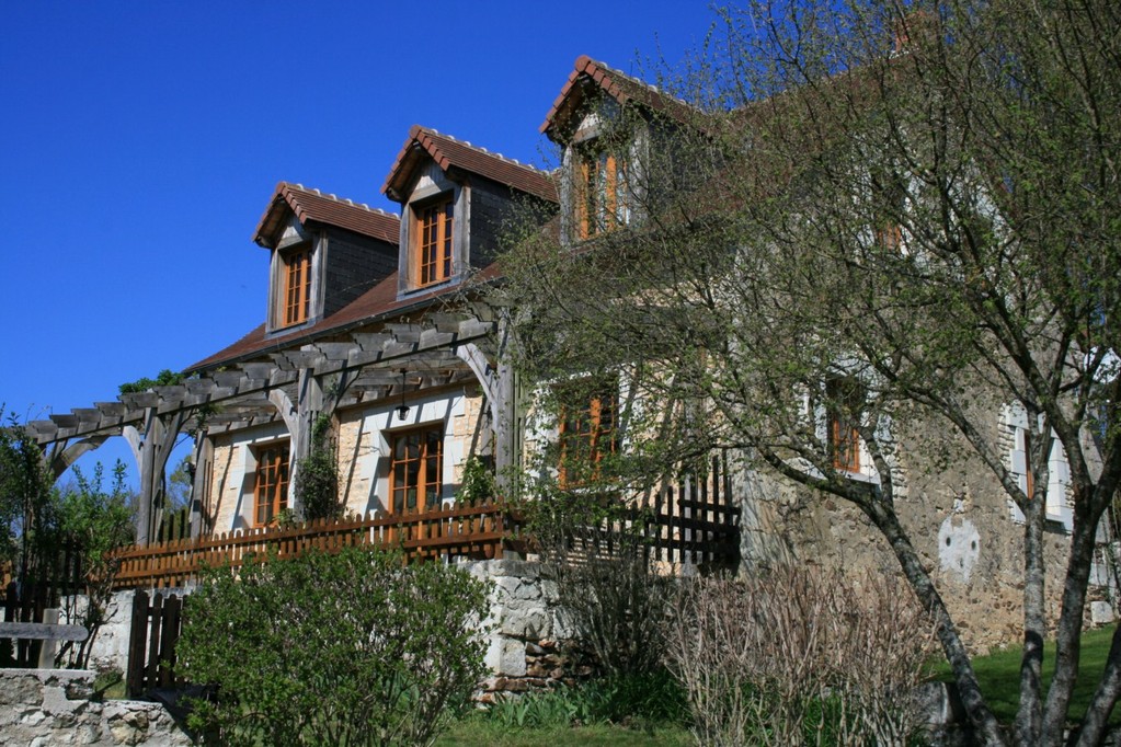 Das Haus in den ersten Strahlen der Sonne