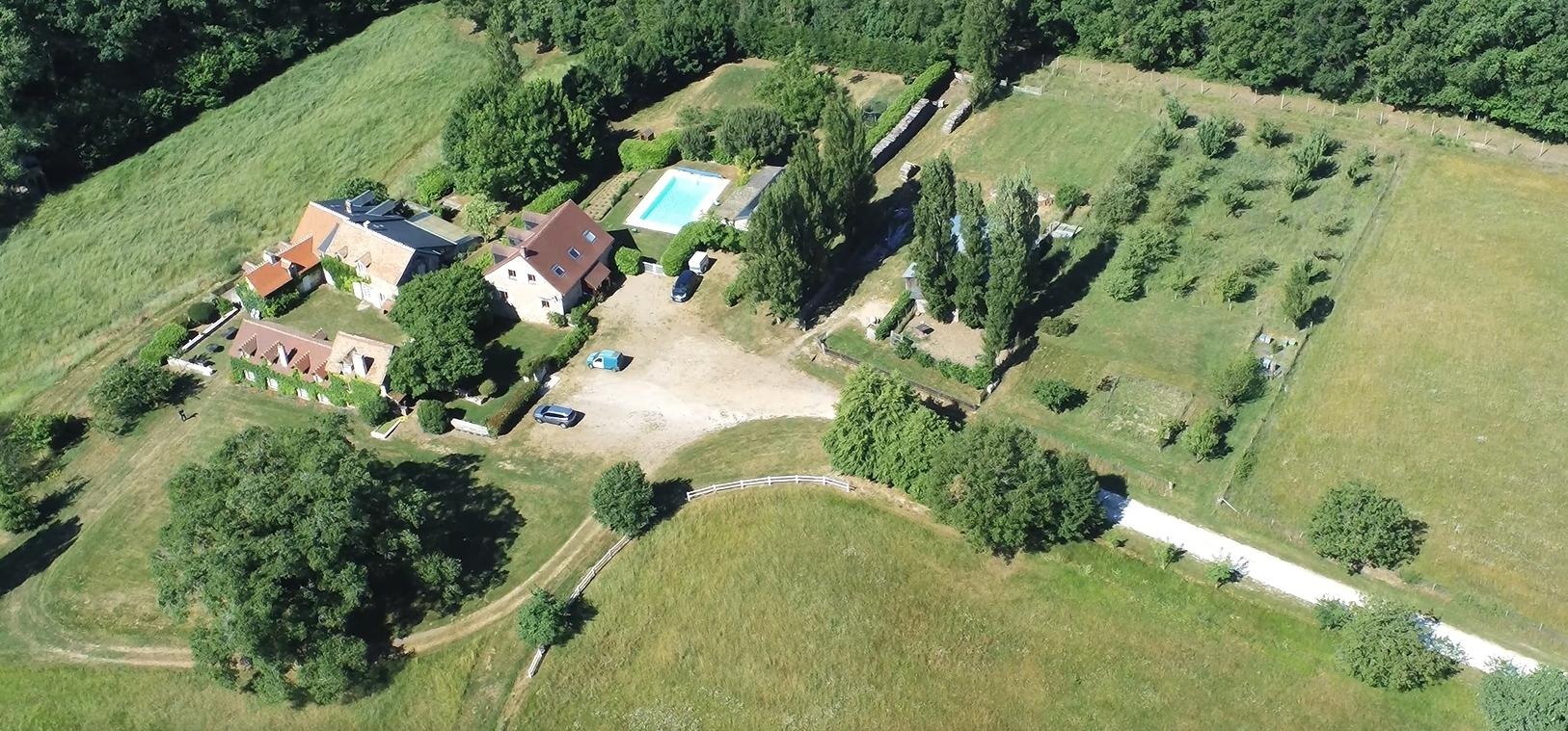 Vue d'avion du gîte la Grange et son espace piscine 