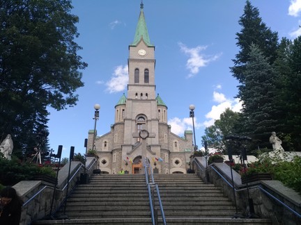 La représentation au pied des marches de l'église - Zakopane 