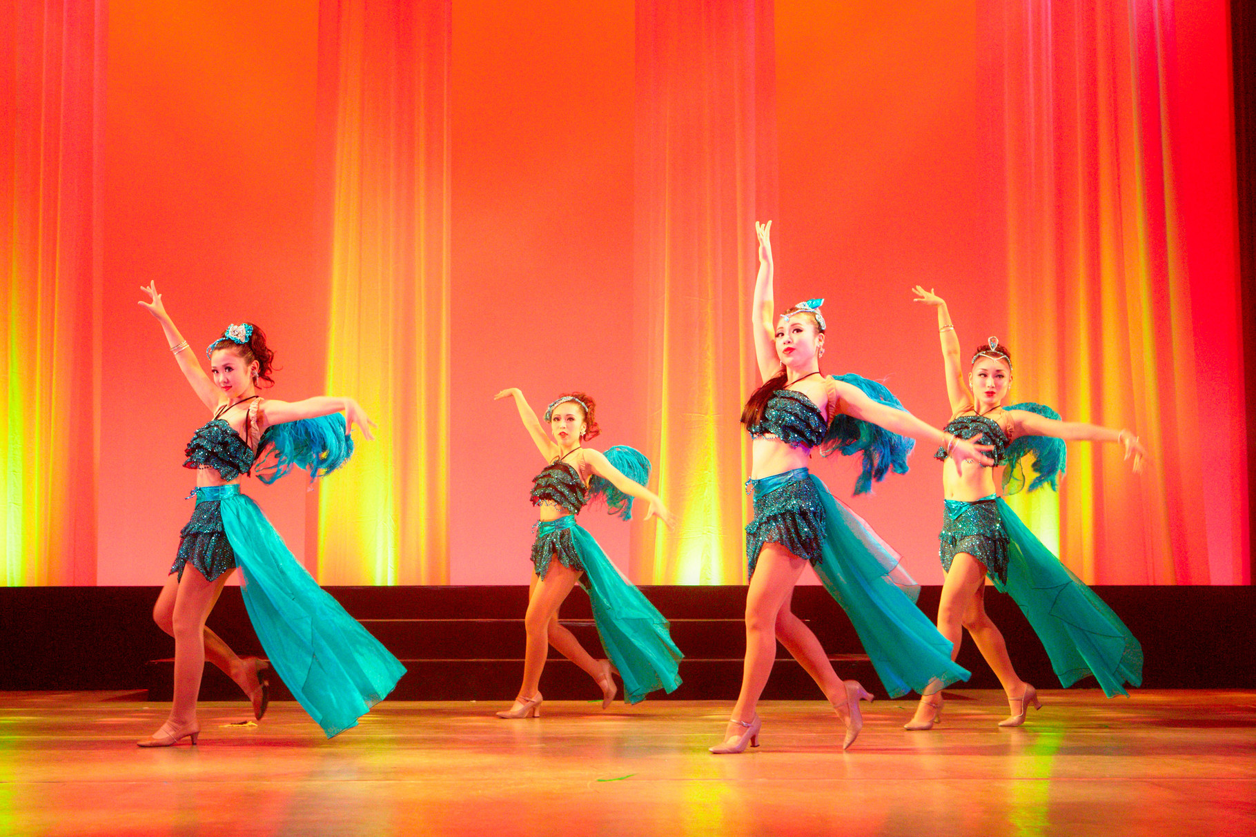 クリスタルは、歌と踊りの楽しいショーをお届けするチームです レビューチーム クリスタル