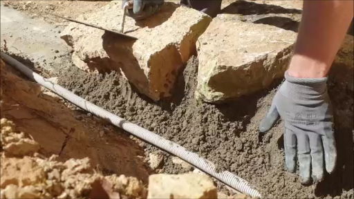 Eine Gartenmauer aus Natursteinen selber bauen