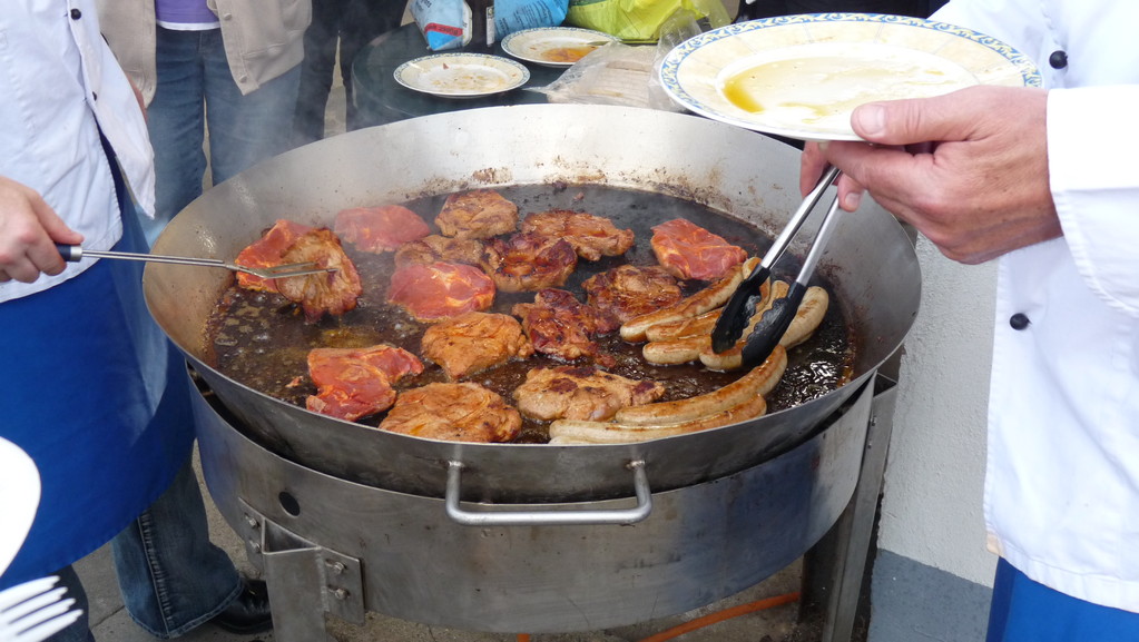 versorgen die Grillmeister Ralph, Jürgen und Peter die hungrigen Gäste