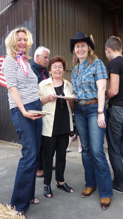 Ulrike und Birgit mit Mama Maria