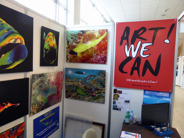 Le stand "ART ! WE CAN" avec des "Décalcomarines"