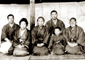 右が勇介、右2番目後ろが恒次郎、左端が白虎隊士 林八十治の弟 (明治32年)