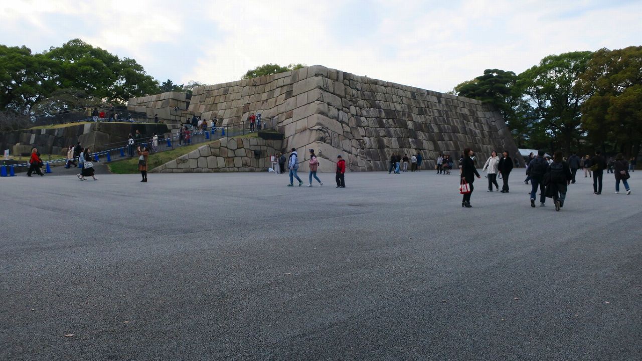 天守台　大勢来るが写真撮る人無(泣)
