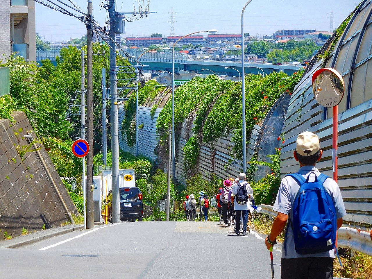 東名高速側道の急坂を下ります