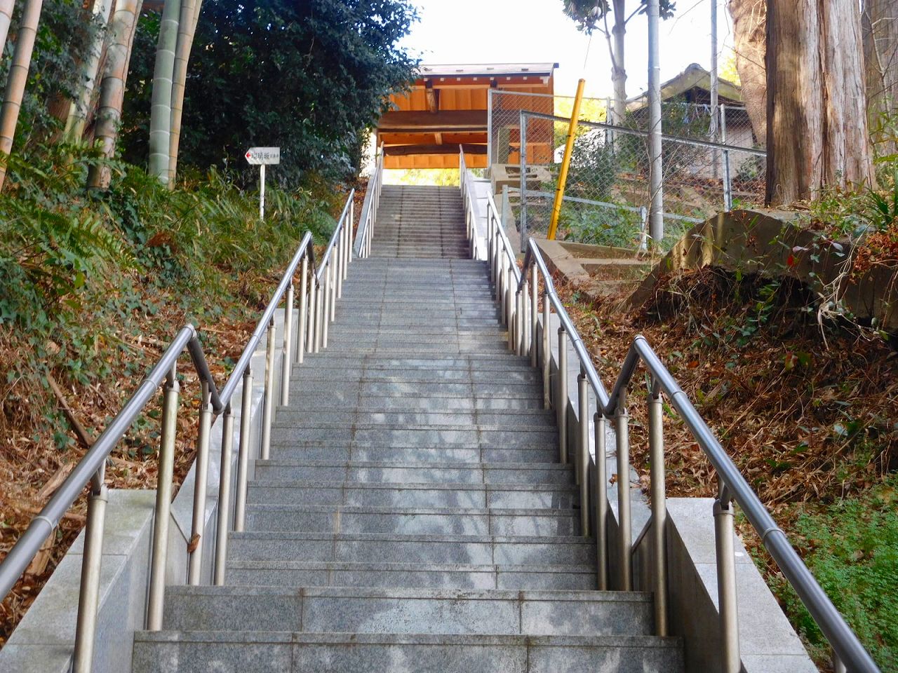 会員の皆さんは宗泉寺へ　宗泉寺の急勾配の階段です