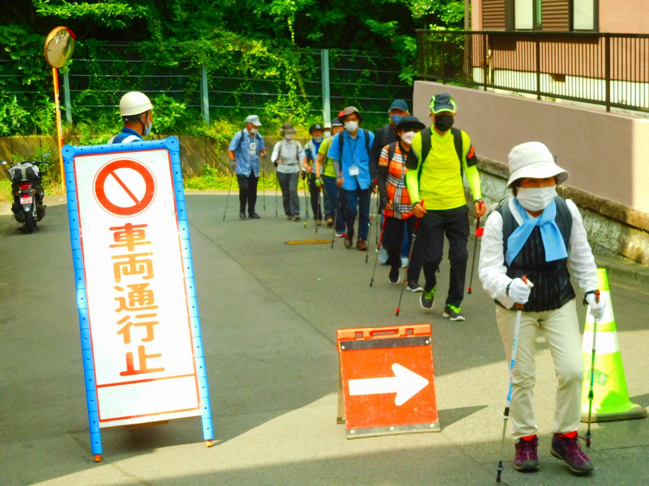 工事中車両止めの横を進む