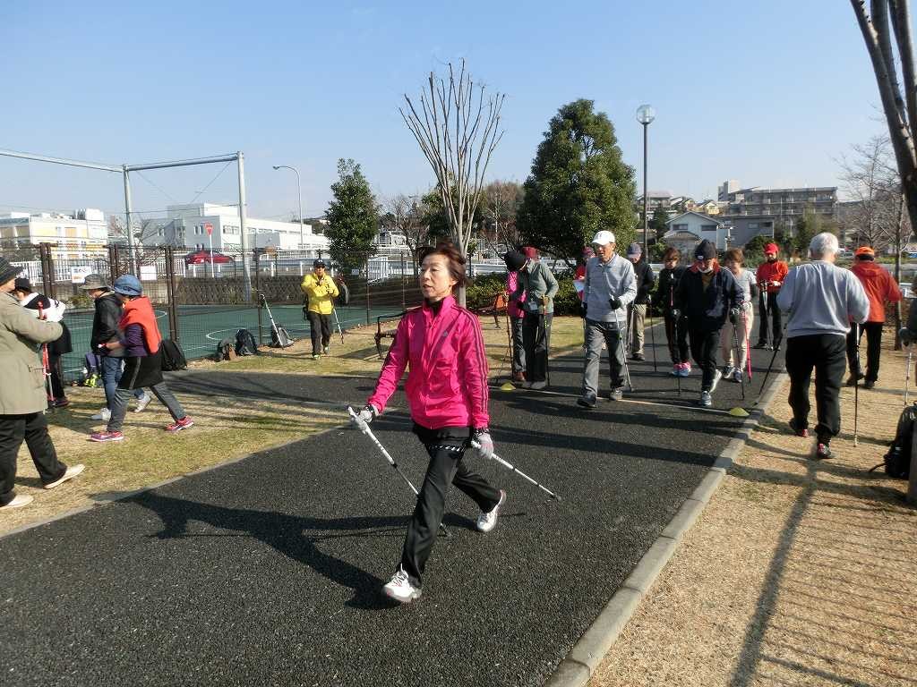 同じくポールを使って歩く