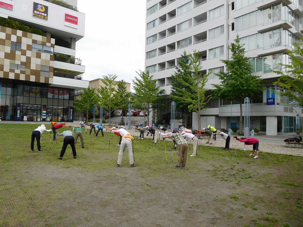 センター北駅前の広場でクールダウンし解散