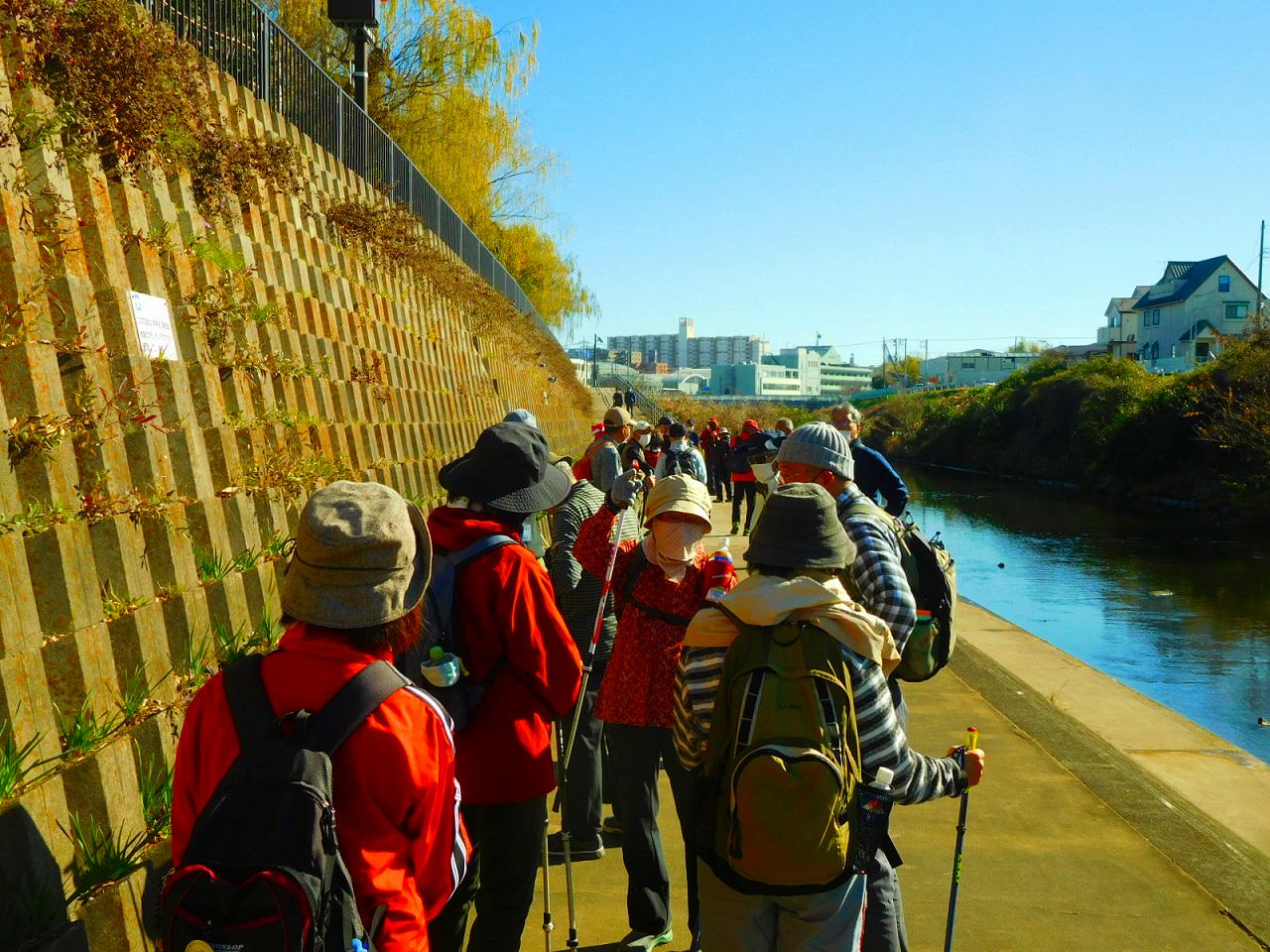 「市ヶ尾水辺の広場」で休憩