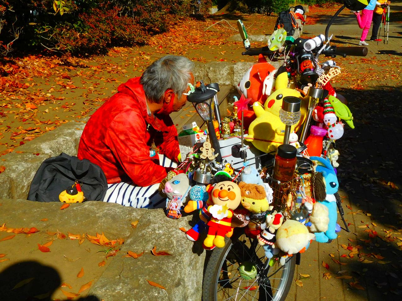 自転車にぬいぐるみ他で飾っている川崎市の御老がCDを見学